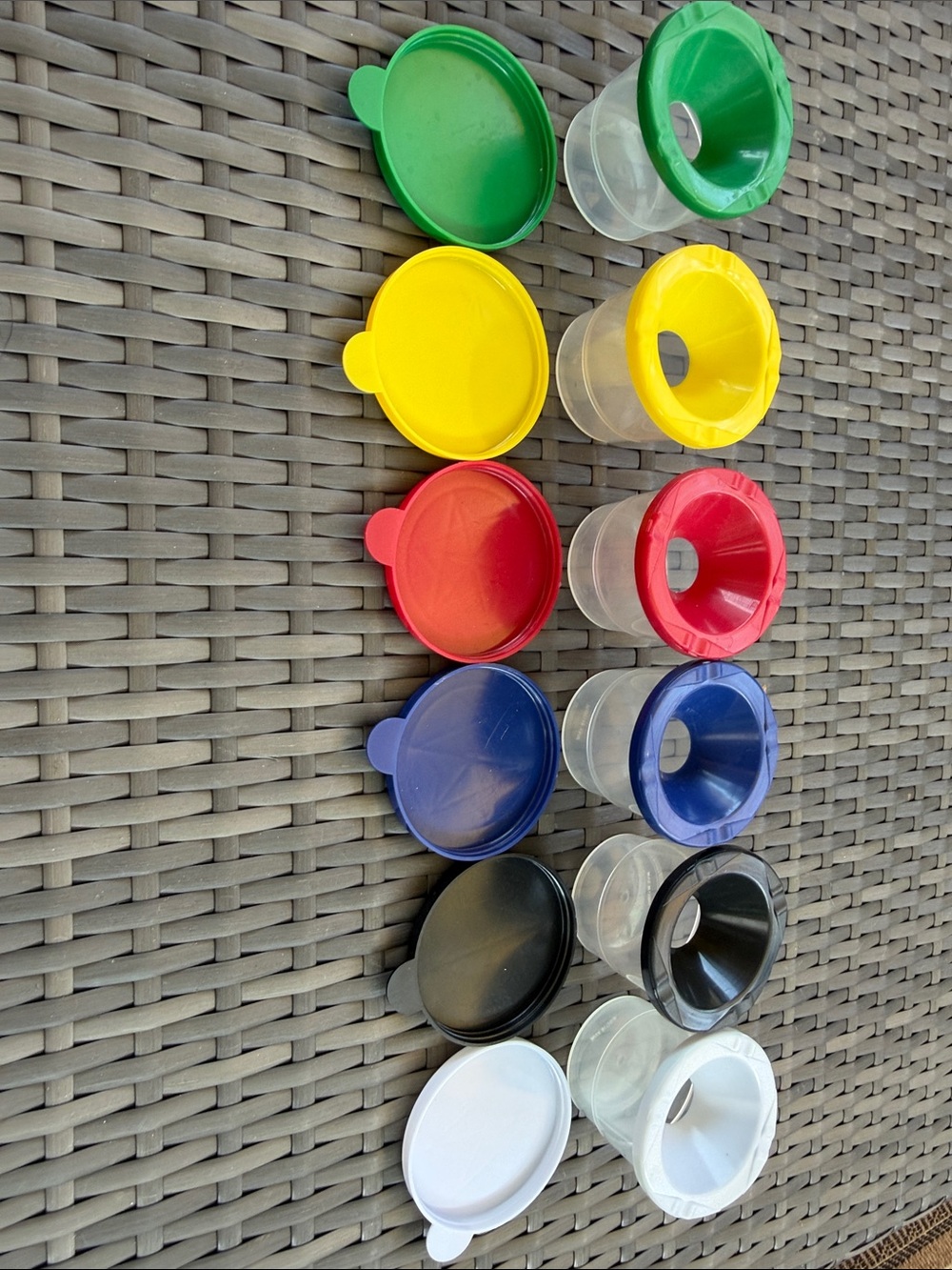 Multi-Color Plastic paint cups with Lids - Brand: